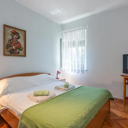 Violet With A Garden Apartment *